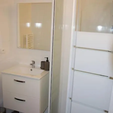 4 Pieces A - 20 Min De La * Νίκαια